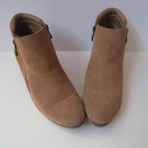 Apri By Italian Shoemakers Lite Brown Suede Leather Ankle Zip Bootie Size 7 NEW